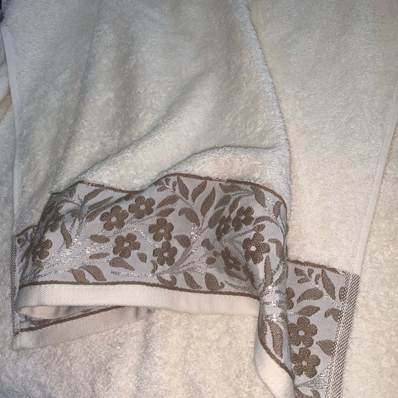 HYGGE Bath Towel - Picture 7 of 8